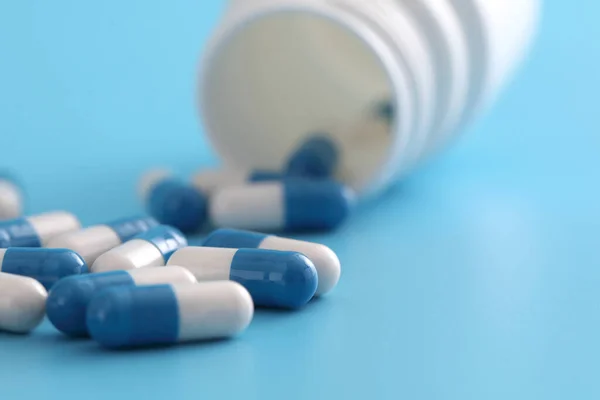 Pilules Capsules Avec Bouteille Isolée Sur Fond Bleu — Photo