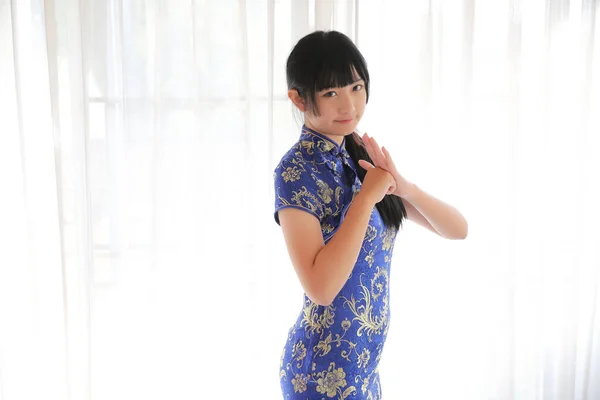 Mujer Belleza Usan Cheongsam Azul Mirando Sonrisa Año Nuevo Chino — Foto de Stock