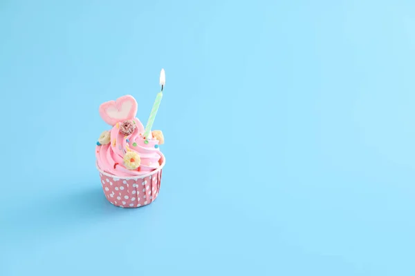 Barevný Cupcake Svíčkou Izolované Modrém Pozadí — Stock fotografie