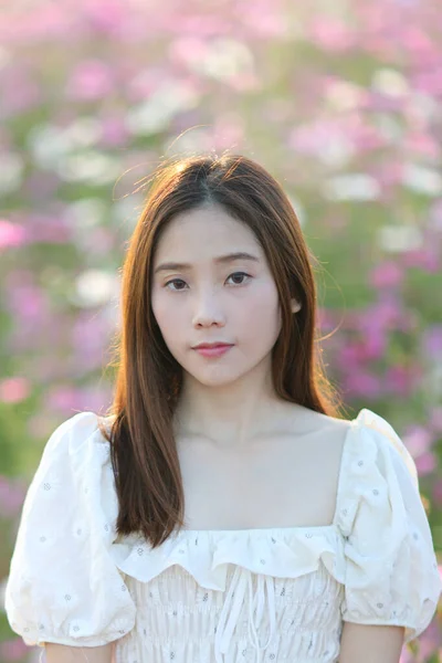 Hermosa Mujer Joven Con Vestido Blanco Sobre Fondo Flores Cosmos —  Fotos de Stock