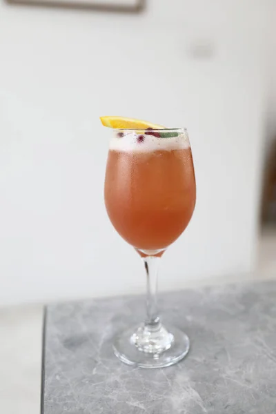 Rosa Cocktail Glas Med Vid Grått Bord — Stockfoto