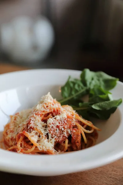 Spagetti Bolognai Olasz Kolbásszal Paradicsomszósszal Parmezános Sajttal Bazsalikommal — Stock Fotó