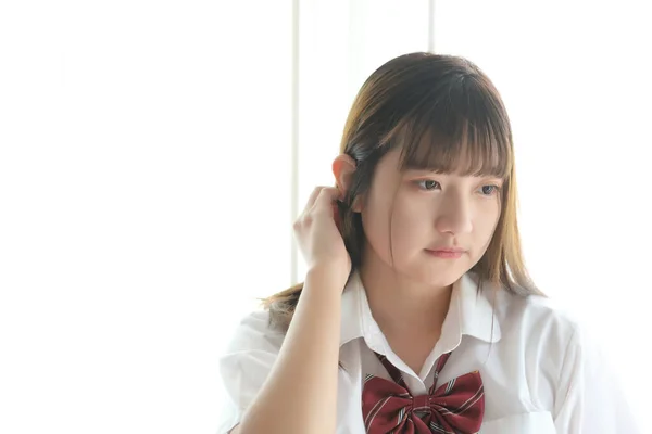 Retrato Japonés Escuela Chica Uniforme Blanco Tono Cama Habitación — Foto de Stock