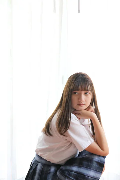 Портрет Японской Школы Девушка Униформа Сидя Смотреть Камеру Белом Тоне — стоковое фото