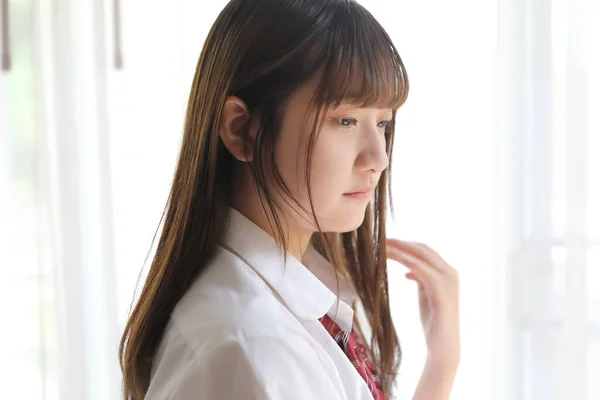 Retrato Japonês Escola Menina Uniforme Branco Tom Cama Quarto — Fotografia de Stock