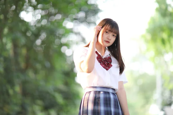 美しいアジア系日本人女子校生制服公園の屋外を見て — ストック写真