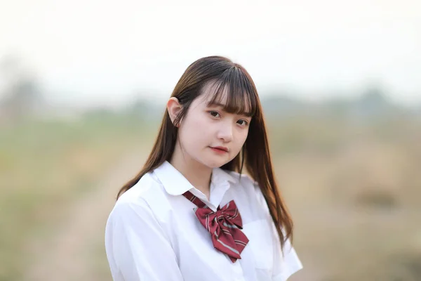 Bela Asiático Japonês Escola Menina Uniforme Olhando Para Parque Livre — Fotografia de Stock