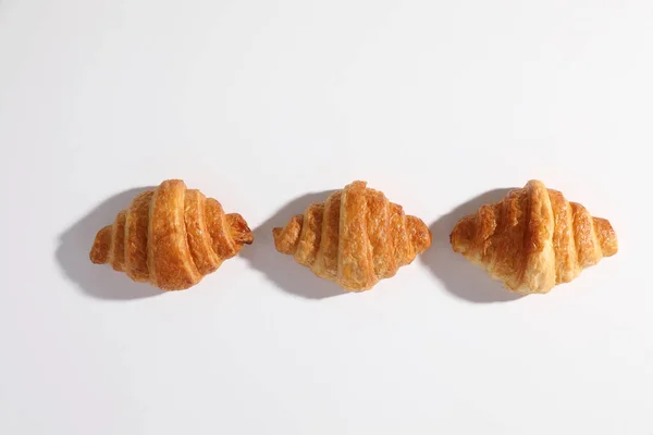 Croissant Izolowany Wihite Tle Słonecznym Światłem — Zdjęcie stockowe