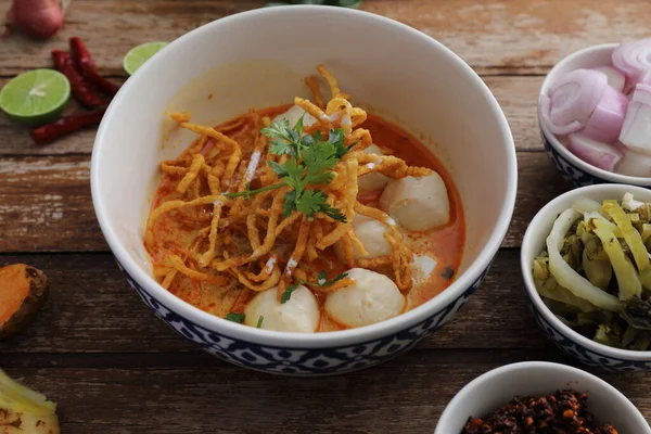当地北部的泰国菜蛋面咖哩 配上木料肉丸子 — 图库照片