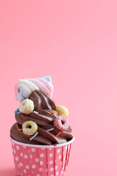 Σοκολάτα Cupcake Απομονωμένη Ροζ Φόντο — Φωτογραφία Αρχείου