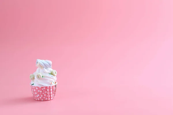 ピンクの背景に隔離されたカップケーキ — ストック写真