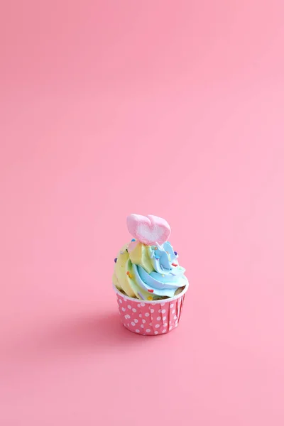 ピンク地に隔離されたカラフルなカップケーキ — ストック写真