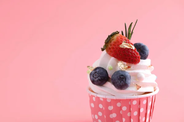 Früchte Cupcake Isoliert Rosa Hintergrund — Stockfoto