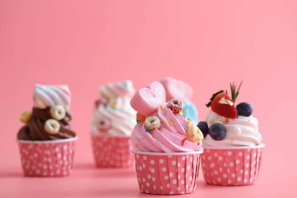 Cupcakes Colorés Isolés Fond Rose — Photo