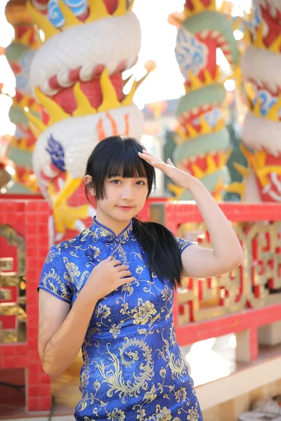 Schoonheid Vrouw Dragen Blauwe Cheongsam Kijken Glimlachen Chinees Nieuwjaar — Stockfoto