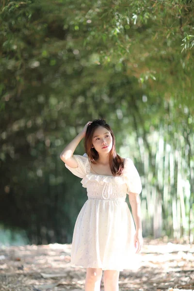 Belle Jeune Femme Avec Robe Blanche Sur Fond Forêt Bambous — Photo