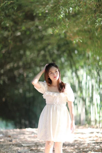 Mulher Bonita Com Vestido Branco Fundo Floresta Bambu — Fotografia de Stock