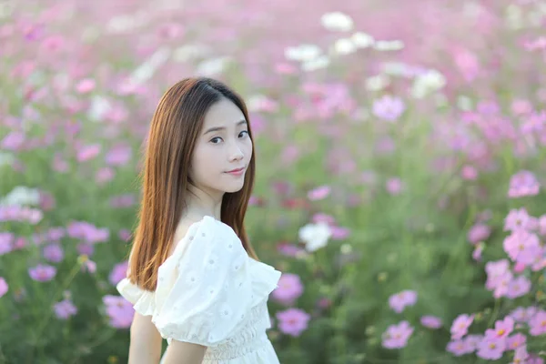 Hermosa Mujer Joven Con Vestido Blanco Sobre Fondo Flores Cosmos —  Fotos de Stock