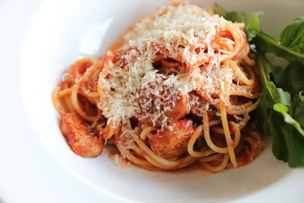 Espaguetis Boloñés Con Salchichas Italianas Salsa Tomate Con Queso Parmesano —  Fotos de Stock