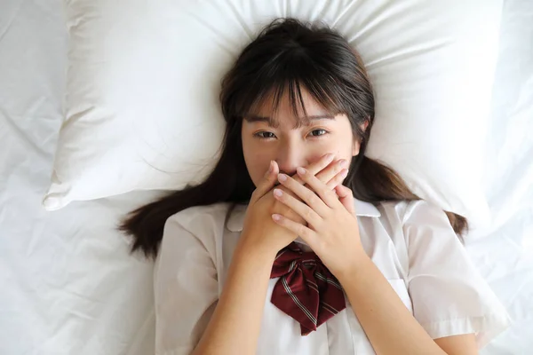 Japon Okul Üniformalı Kız Portresi Uyur Beyaz Renkli Yatak Odasındaki — Stok fotoğraf