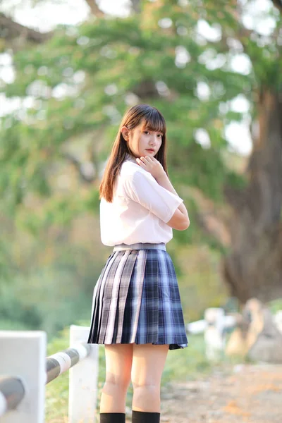 Vacker Asiatisk Japansk Skola Flicka Uniform Tittar Park Utomhus — Stockfoto