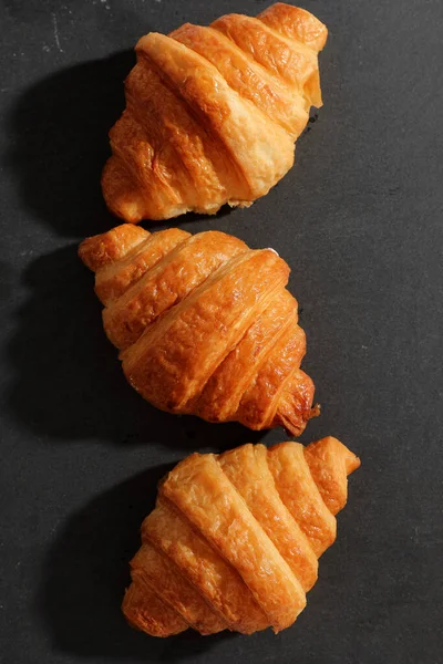 Croissant Izolowany Wihite Tle Słonecznym Światłem — Zdjęcie stockowe