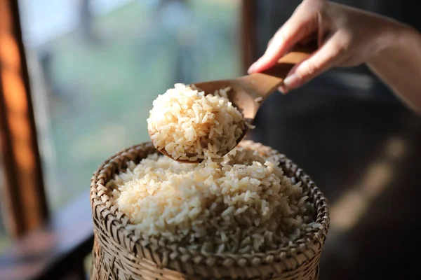 Arroz Integral Fervido Orgânico Cesta Vime Close — Fotografia de Stock