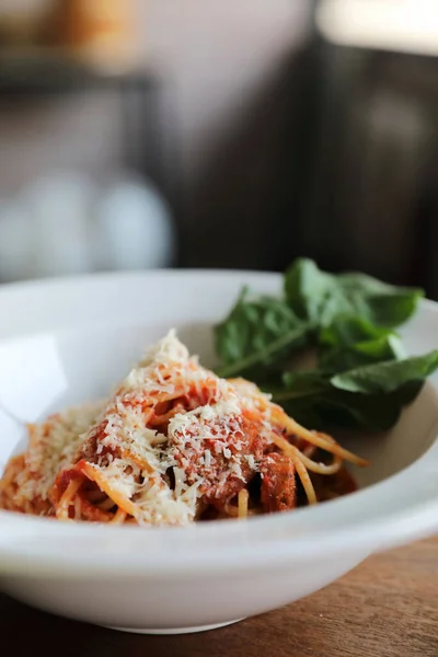 이탈리아 소시지와 토마토 소스가 스파게티 볼로냐와 치즈와바질 곁들여진 — 스톡 사진