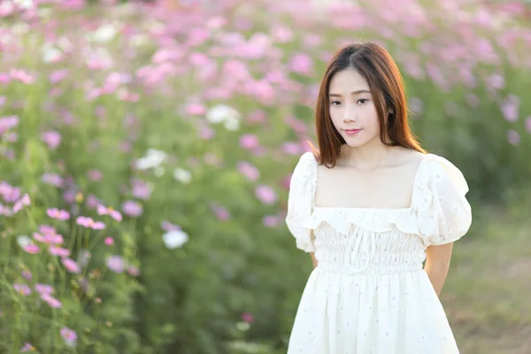Hermosa Mujer Joven Con Vestido Blanco Sobre Fondo Flores Cosmos —  Fotos de Stock