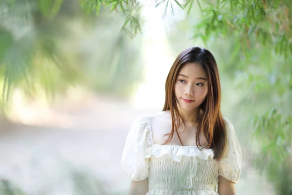 Hermosa Mujer Joven Con Vestido Blanco Fondo Del Bosque Bambú — Foto de Stock