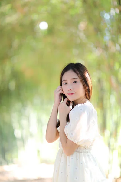 Mooie Jonge Vrouw Met Witte Jurk Bamboe Bos Achtergrond — Stockfoto