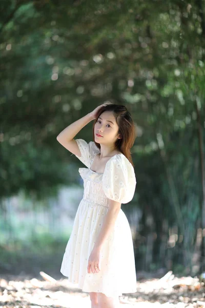 Hermosa Mujer Joven Con Vestido Blanco Fondo Del Bosque Bambú — Foto de Stock