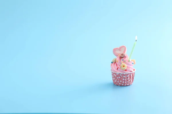 Színes Cupcake Gyertyával Elszigetelt Kék Háttér — Stock Fotó