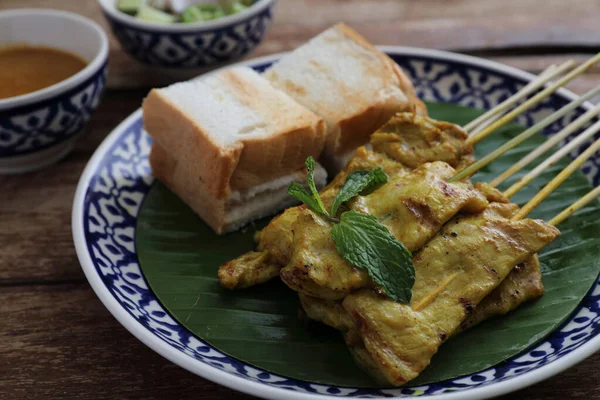 Local Thai Food Pork Satay Oeanut Dipping Sauce Isolated Wood — Stock Photo, Image