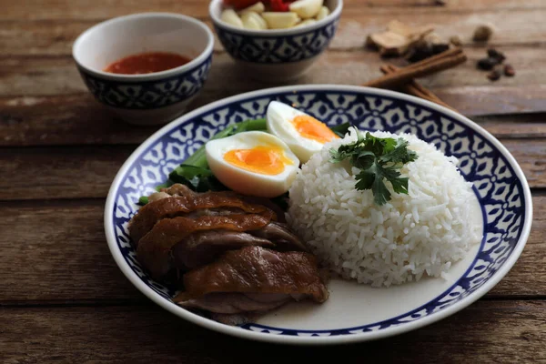 Makanan Lokal Thailand Direbus Kaki Babi Pada Beras Terisolasi Dalam — Stok Foto