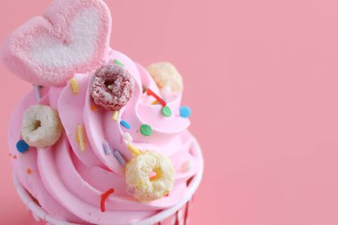 kek pembe arka planda izole