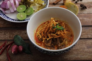 Kuzey Tayland yemekleri ahşap arka planda sığır etli körili erişte.