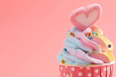 Pembe arka planda izole edilmiş renkli kek.