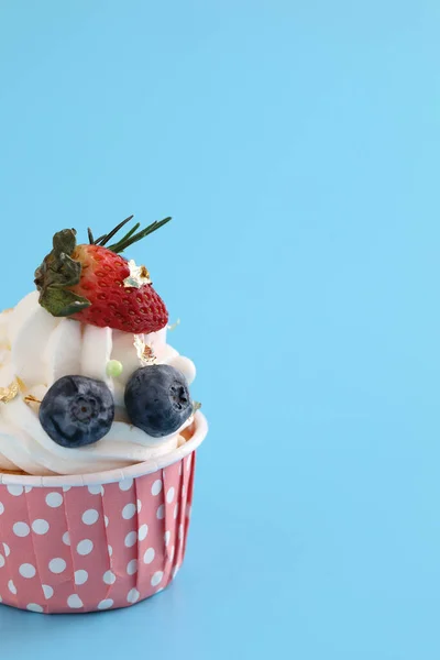 Cupcake Aux Fruits Isolé Fond Bleu — Photo