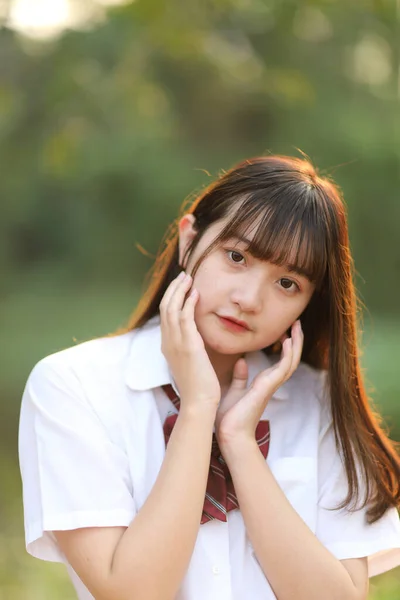 Vacker Asiatisk Japansk Skola Flicka Uniform Tittar Park Utomhus — Stockfoto