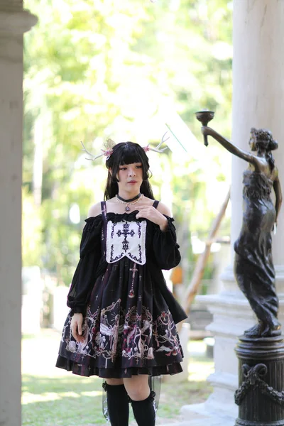 Retrato Ásia Menina Lolita Moda Vestido Vintage Jardim Fundo — Fotografia de Stock