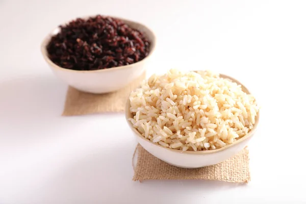 Organische Gekochten Braunen Reis Auf Schüssel Isoliert Weißem Hintergrund — Stockfoto