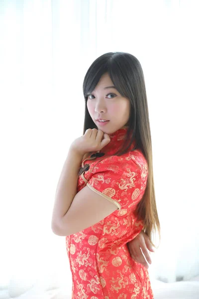 Bellezza Donna Indossare Cheongsam Rosso Guardando Sorridere Cinese Nuovo Anno — Foto Stock