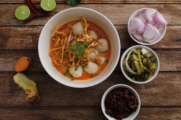 当地北部的泰国菜蛋面咖哩 配上木料肉丸子 — 图库照片