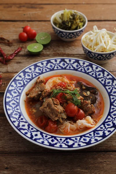 Lokale Noordelijke Thai Voedsel Rijst Noedels Met Varkensvlees Pittige Soep — Stockfoto