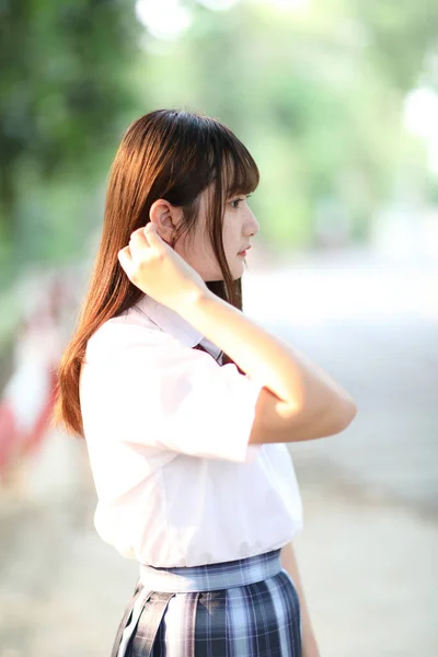 Bela Asiático Japonês Escola Menina Uniforme Olhando Para Parque Livre — Fotografia de Stock