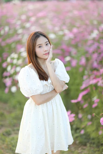 Hermosa Mujer Joven Con Vestido Blanco Sobre Fondo Flores Cosmos — Foto de Stock