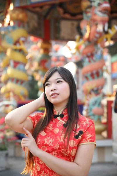 Mujer Belleza Usar Cheongsam Rojo Buscando Sonrisa Año Nuevo Chino — Foto de Stock