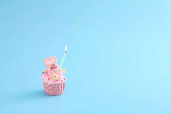 Colorido Cupcake Con Vela Aislada Fondo Azul — Foto de Stock