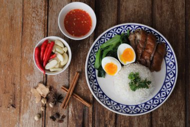 Tayland yemekleri ahşap grupta izole edilmiş pirinçli domuz budu.